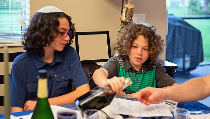Hosting a Passover Seder? Use this Checklist to Prepare!