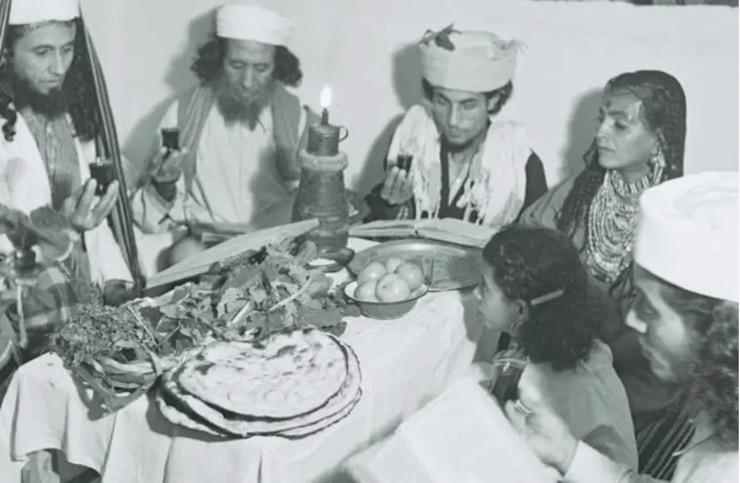 Yemenite Habani Family has seder in Tel Aviv, 1946. Photo by Zoltan Kluger.